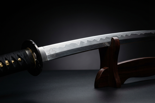 Verschiedene Kohlenstoffstahl-Katanas mit sichtbaren Hamon-Linien zum Vergleich der Stahltypen 1060, 1095, T10 und Damast