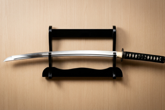 Katana Wandhalterung aus Holz mit einem authentischen Samurai Schwert horizontal an der Wand montiert