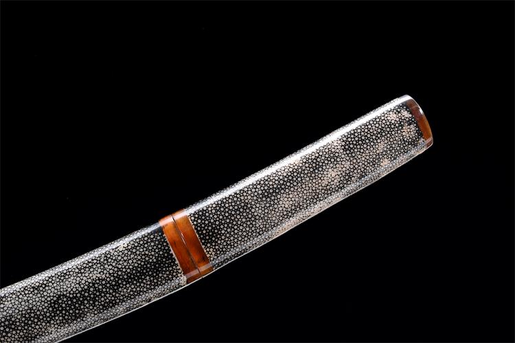 Geflochtene Tsuka des Tantos Eniwa mit traditionellem Menuki