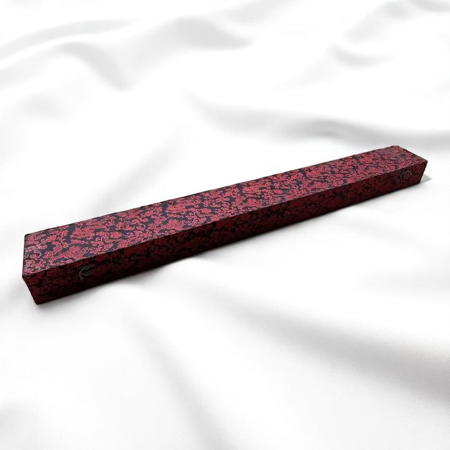Katana-Geschenkbox aus rotem Brokat – Schwarzes Blumenmuster – Hauptansicht