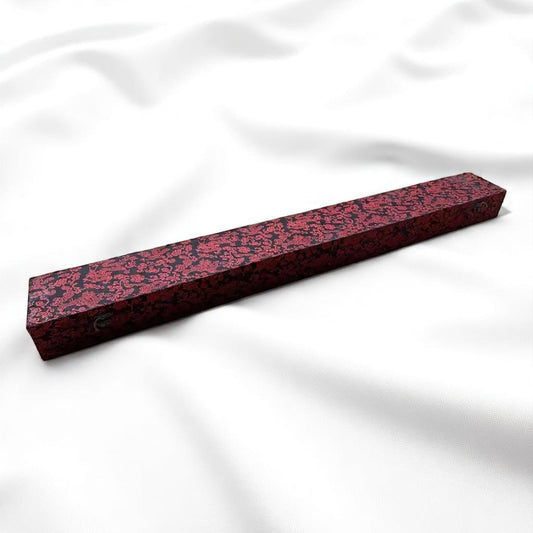 Katana-Geschenkbox aus rotem Brokat – Schwarzes Blumenmuster – Hauptansicht