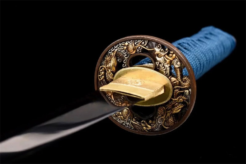 Geflochtene Tsuka des Tantos Sabae mit traditionellem Menuki